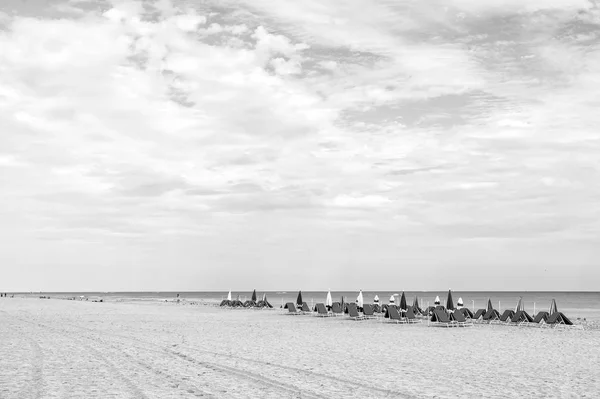 Червоний шезлонги, парасольки на узбережжі, South Beach Майамі, Флорида — стокове фото