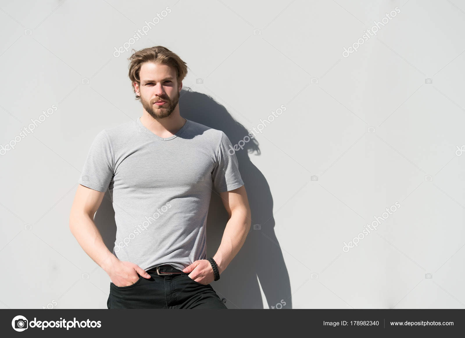 Macho Mit Bart Und Blonden Haaren An Sonnigen Tag Stockfoto