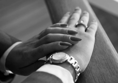 Kırmızı manikürlü zarif kadın elleri.