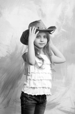 Çocukluk ve mutluluk, çiftçi ve Şerif, güzellik ve moda,