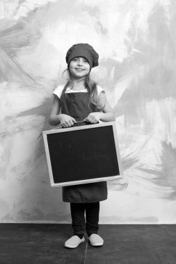 küçük mutlu kız Şef şapkalı, önlük ile yazı tahtası