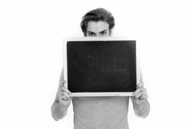 yazı tahtası beyaz arka plan üzerinde izole yakışıklı adamın elinde