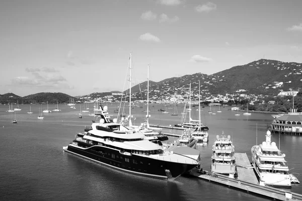 Bellissimo yacht nero a Saint Thomas, Stati Uniti d'America — Foto Stock