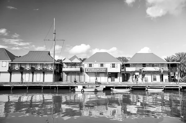 Casas lindas con yate, gente en el puerto, St. John, Antigua —  Fotos de Stock