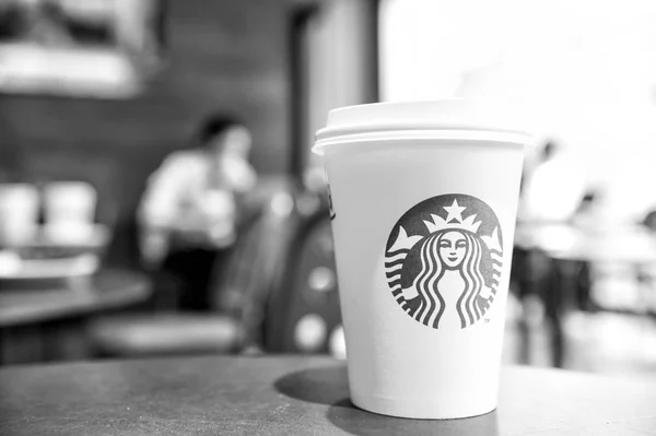 Una taza de café Starbucks alta en Starbucks offee shop . — Foto de Stock