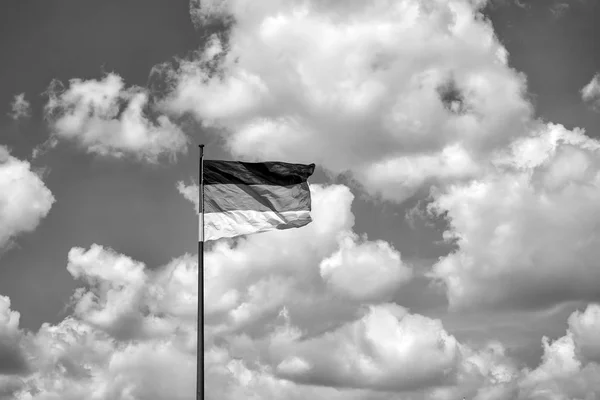 Bandeira alemã em um contexto do céu — Fotografia de Stock