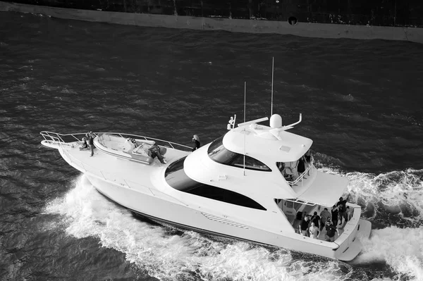 Yacht floating on green water — Stock Photo, Image