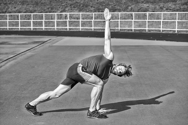 Atletische bebaarde man met gespierd lichaam doen oefeningen — Stockfoto