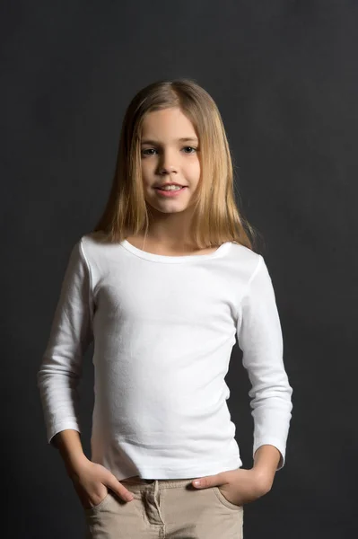 Kindermodel met lange haren in wit overhemd — Stockfoto