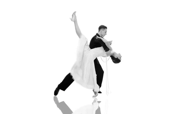 Танцевальная пара в танцевальной позе на белом фоне — стоковое фото