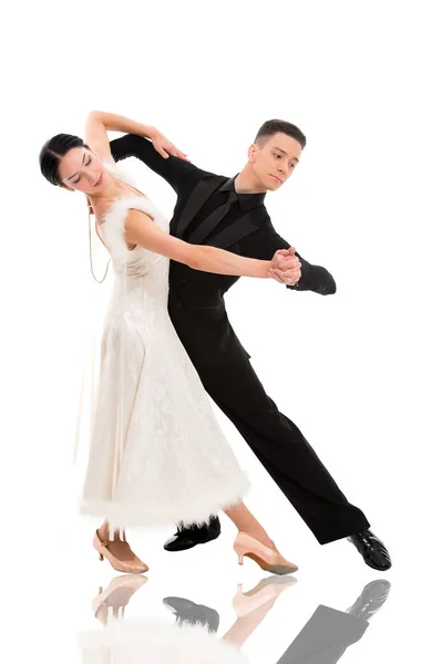 Ballroom danspar i en dans utgör isolerade på vit bakgrund — Stockfoto