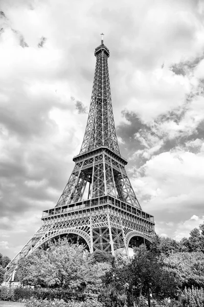 Torre Eiffel al atardecer en París, Francia. Backgro viaje romántico — Foto de Stock