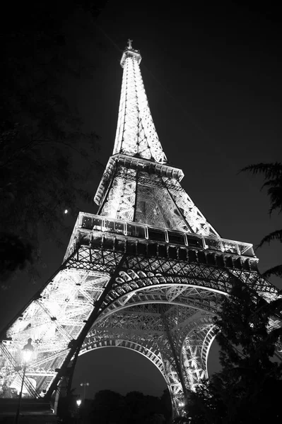 Eiffel Tower at sunset in Paris, France. Romantic travel backgro — Stock Photo, Image