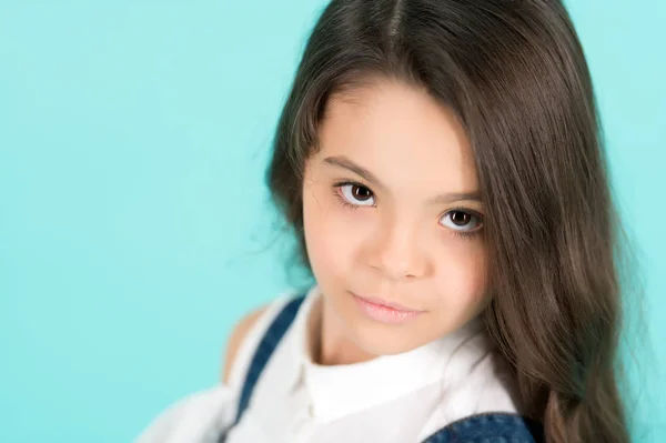 Menina com rosto adorável no fundo azul — Fotografia de Stock