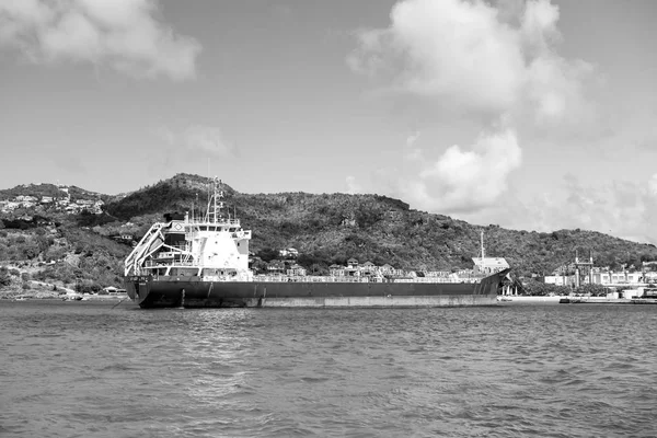 Gran buque de carga azul en la bahía de la isla francesa, Saint Barth jalá — Foto de Stock