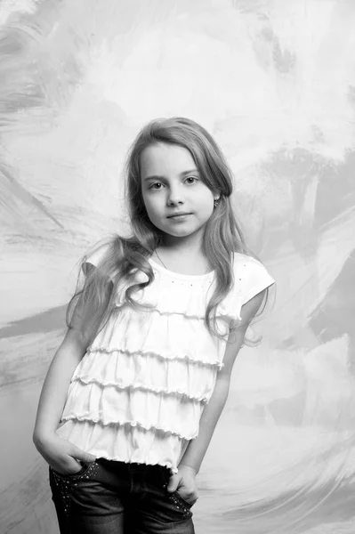 Kleines Mädchen mit entzückendem Gesicht im gelben Hemd — Stockfoto