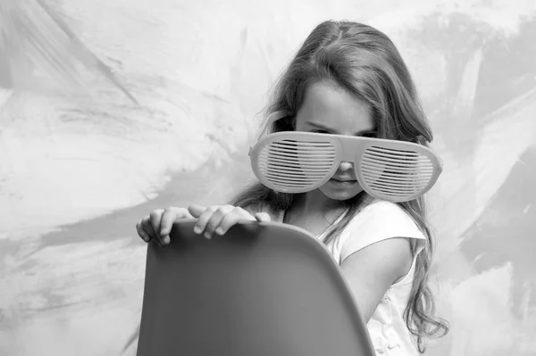 Gyerek ül narancssárga székre nyári szemüveg — Stock Fotó