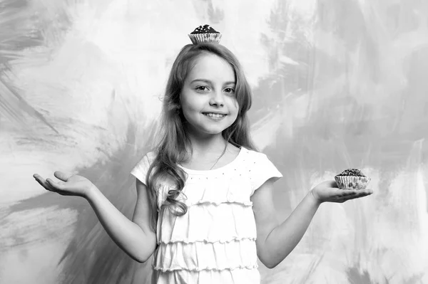 Cozinhar criança ou menina feliz com cupcake — Fotografia de Stock
