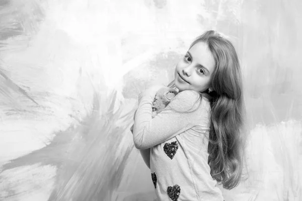 Sevimli kız, kıvırcık saçlı, tavşan oyuncak mutlu küçük çocuk — Stok fotoğraf