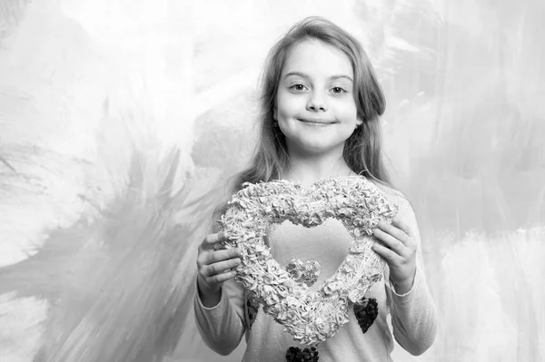 Hezká holčička na usmívající se šťastné dítě s růžové srdce — Stock fotografie