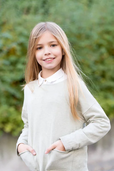 Dítě v šedém svetru v idylický podzimní den — Stock fotografie
