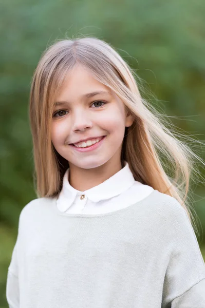 Bambino in maglione grigio in idilliaca giornata autunnale — Foto Stock