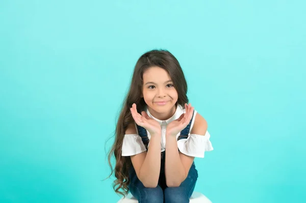 Meisje glimlach met open handpalmen op schattig gezicht — Stockfoto
