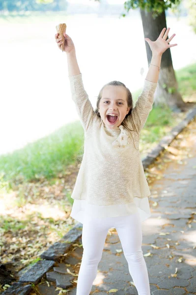 Barn glada leende med glasstrut i vinnare händer — Stockfoto