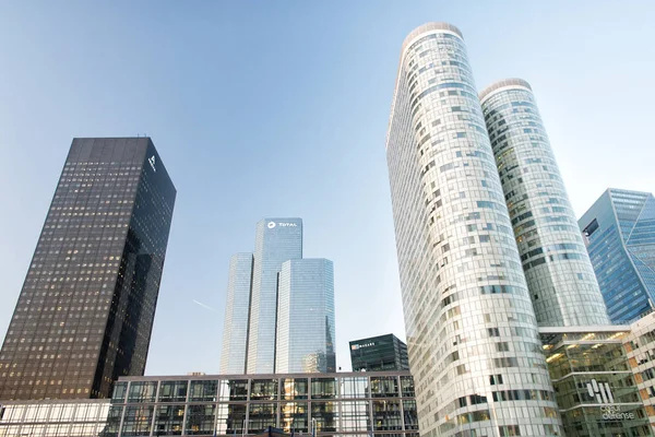 Wolkenkrabber gebouwen in la Défense, Parijs — Stockfoto
