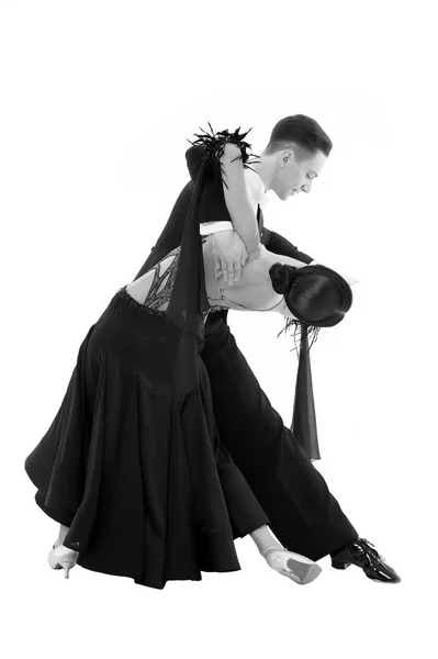 Dança de salão casal em uma pose de dança isolado no branco — Fotografia de Stock