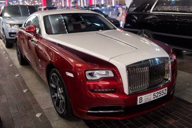 Dubai, Birleşik Arap Emirlikleri - 23 Aralık 2017: Dubai Alışveriş Merkezi'nin yanında lüks araç Rolls Royce Wraith. Rolls Royce ünlü pahalı lüks otomobil markası arabadır