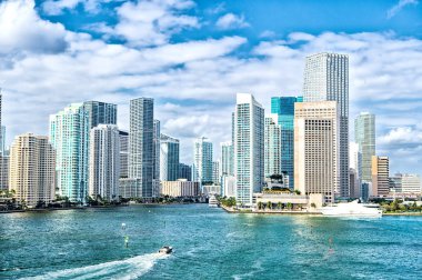 Miami manzarası. Şehre deniz suyu üzerinde yat yelken