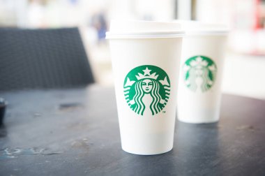 Uzun boylu bir Starbucks kahve starbucks kafede