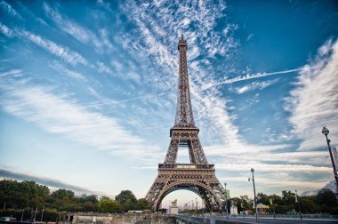 Eyfel Kulesi Paris güzel sonbahar akşamında