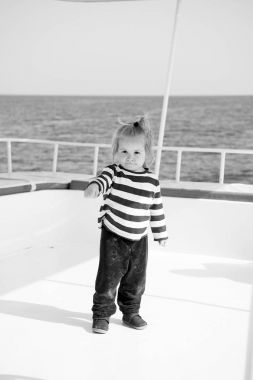 küçük bebek çocuk denizci, deniz gömlekli yat kaptanı