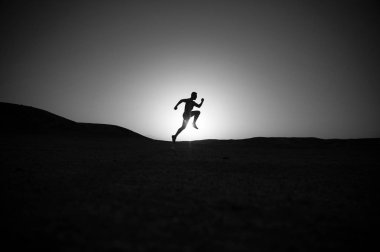 adam siluet günbatımı gökyüzüne çalıştıran