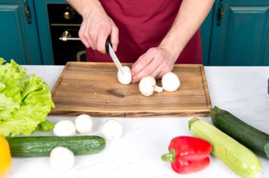 Eller champignon mantar seramik bıçak ile kesmek.