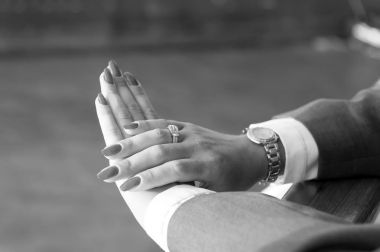 Kırmızı manikürlü zarif kadın elleri.