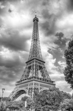 Eyfel Kulesi Paris, Fransa'da gün batımında. HDR. romantik seyahat ba