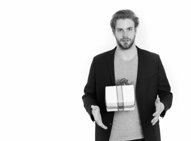 Şerit üzerinde beyaz izole mevcut kutusunda ile genç adam