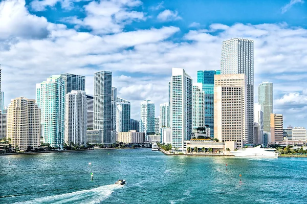 Miami Skyline. Iates navegam na água do mar para a cidade — Fotografia de Stock