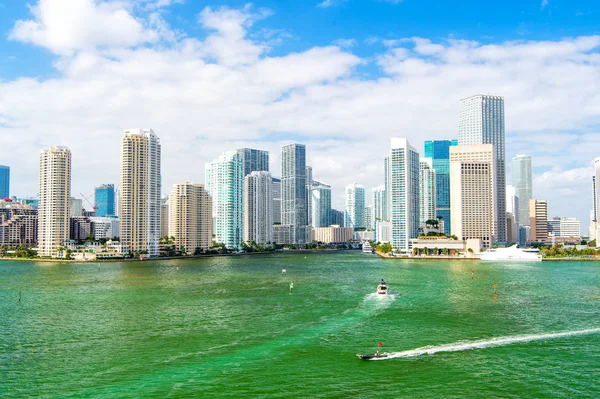 Yates navegan en el mar a rascacielos de la ciudad en Miami, Estados Unidos — Foto de Stock