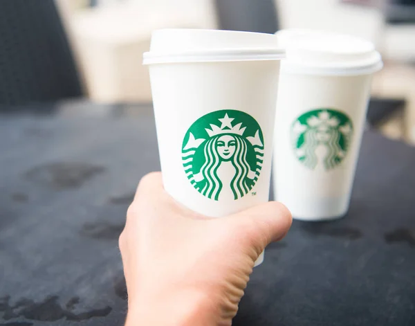 En lång Starbucks kaffe på starbucks-kafé — Stockfoto