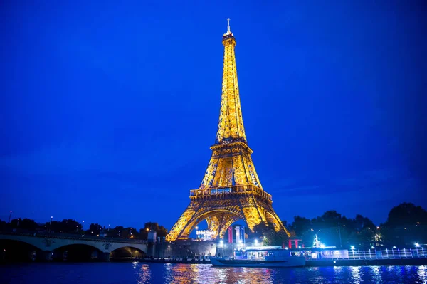 Paris'te Eyfel Kulesi aydınlatma — Stok fotoğraf