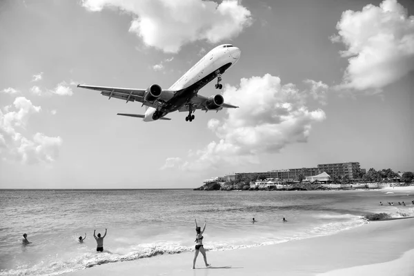 Παραλία παρατηρούν χαμηλή πτήση αεροπλάνα προσγείωση κοντά στην παραλία Μάχο — Φωτογραφία Αρχείου