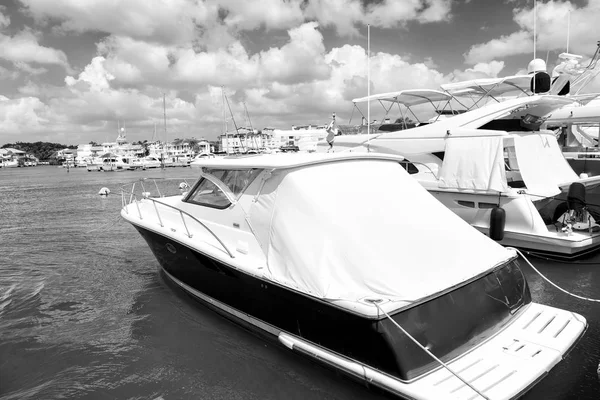 Yates en bahía con cielo nublado —  Fotos de Stock