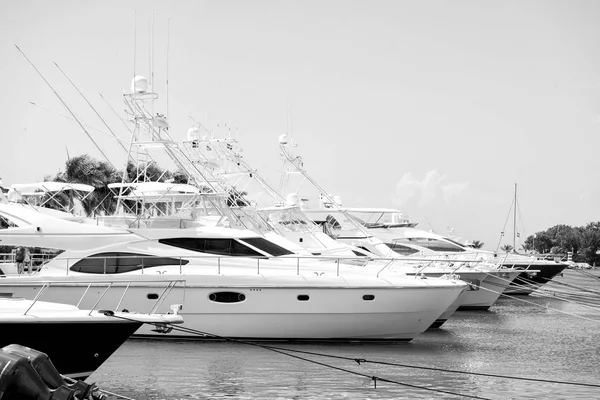 Yates en bahía con cielo nublado —  Fotos de Stock