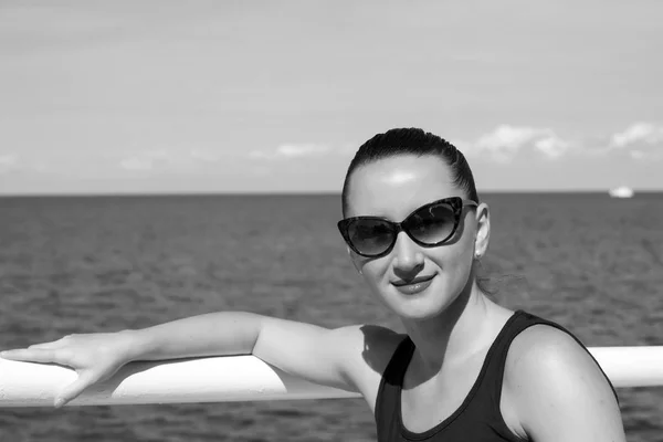 Mujer con labios rojos en gafas de sol en verano soleado — Foto de Stock