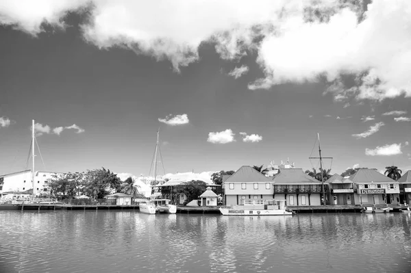 Niedliche Häuser mit Jacht, Boot am Hafen, st. john, antigua — Stockfoto