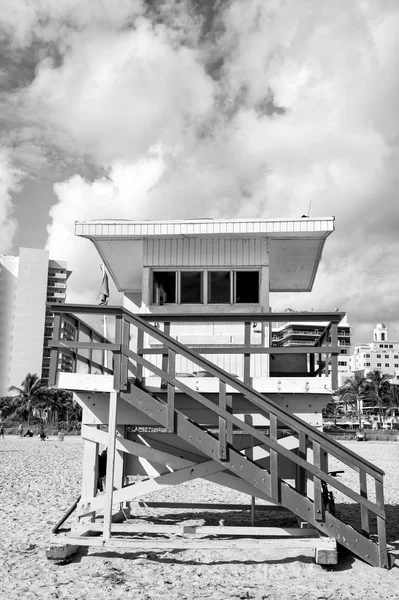 Torre salva-vidas na areia — Fotografia de Stock